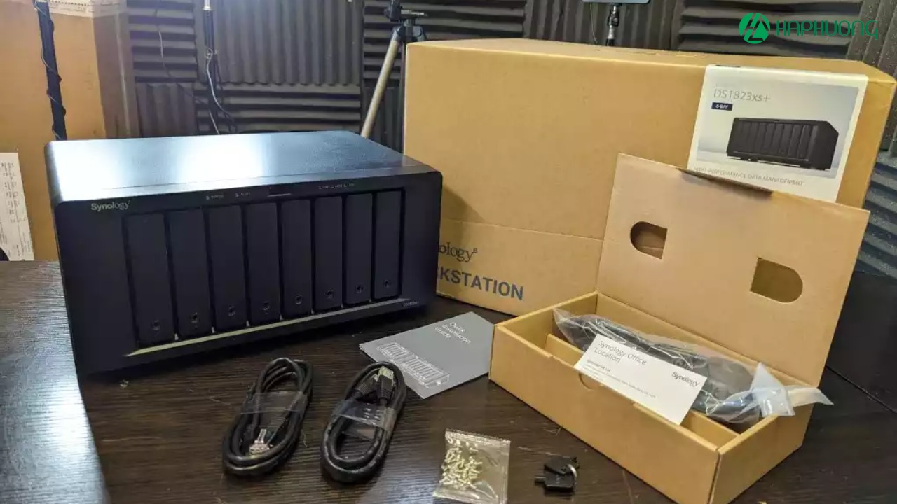 Hình ảnh mở hộp thiết bị lưu trữ Synology DS1823xs+