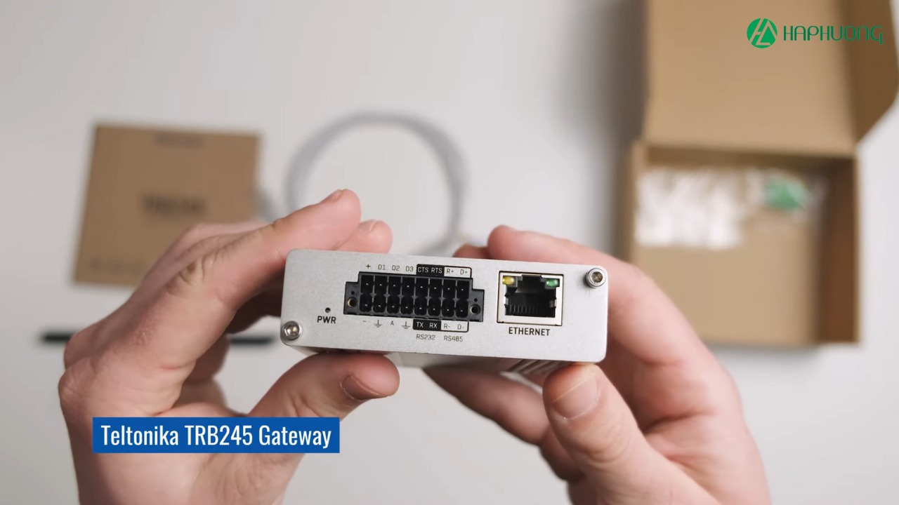 Cổng nối tiếp trên thiết bị hỗ trợ các giao diện truyền thông nối tiếp RS232 và RS485
