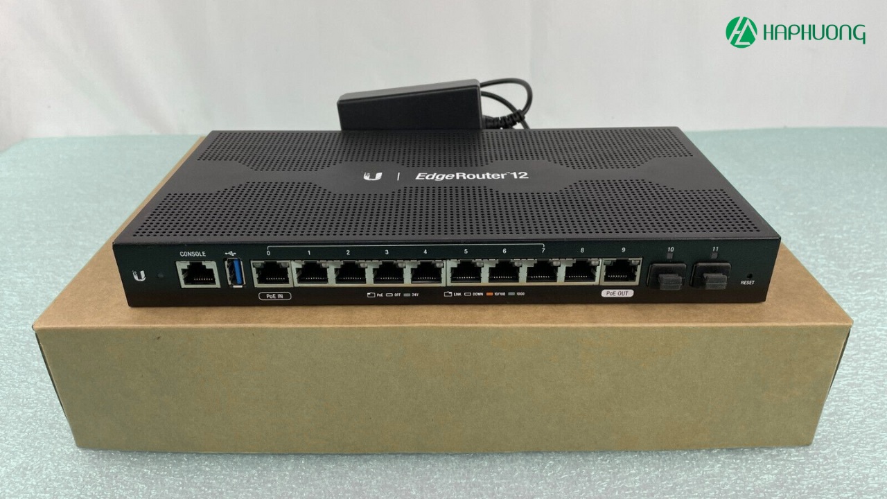 Mặt trước thiết bị gồm 10 cổng Gigabit RJ45 và 2 cổng Gigabit SFP