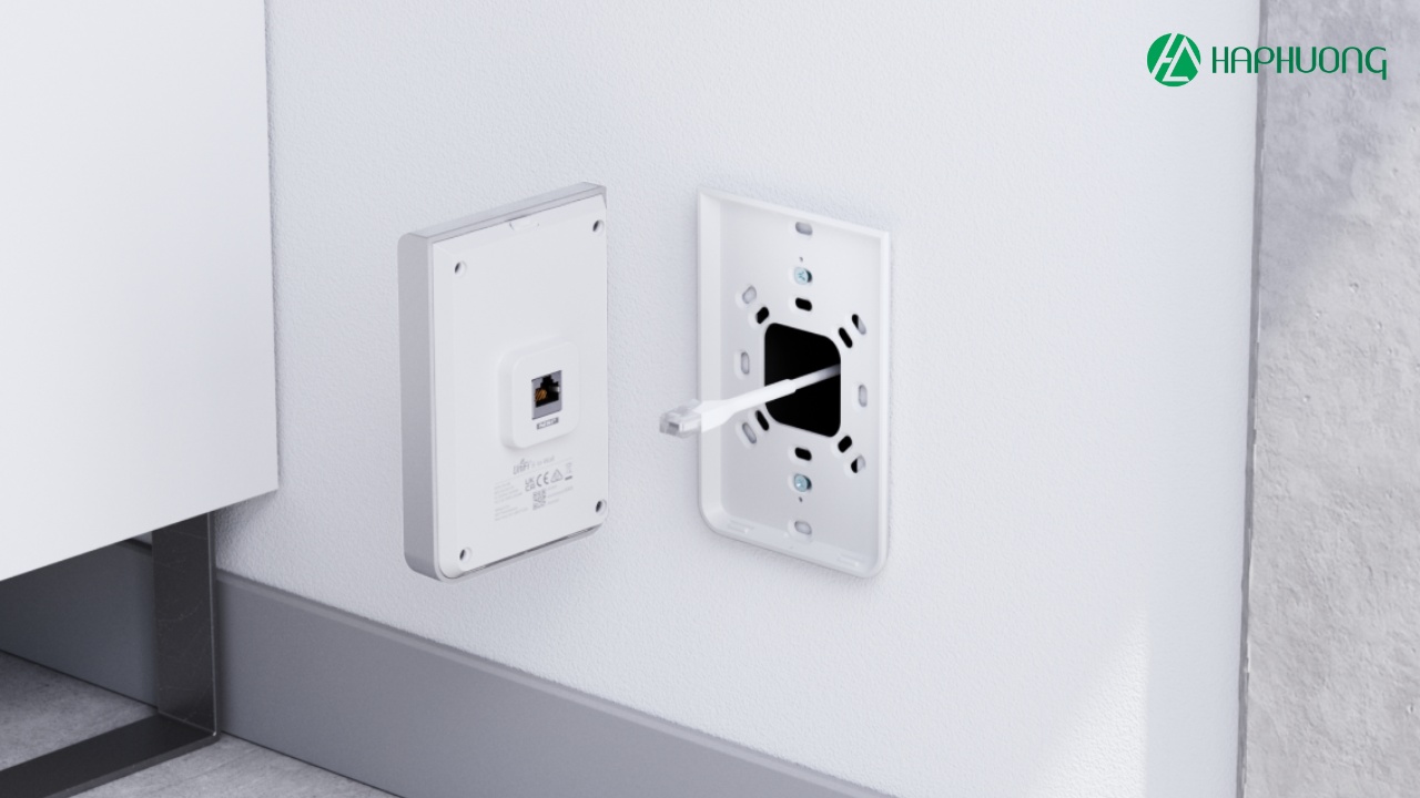 Cổng RJ45 nằm ở phía mặt sau hỗ trợ cấp nguồn đầu vào PoE+