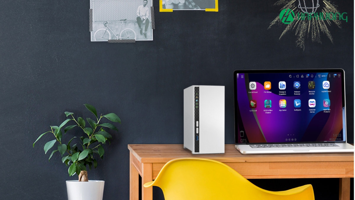 Hình ảnh NAS QNAP TS-233 trên bàn làm việc