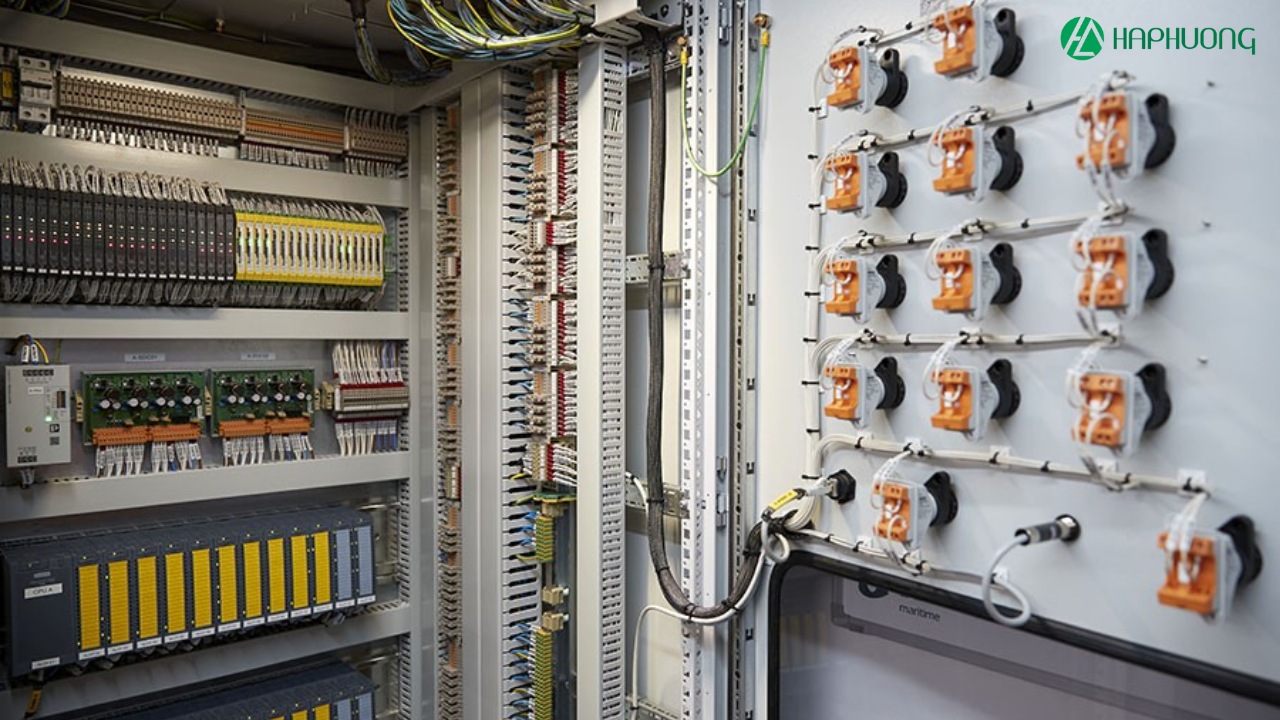 PLC là viết tắt của từ Programmable Logic Controller hay còn gọi là Bộ Điều Khiển Logic Lập Trình